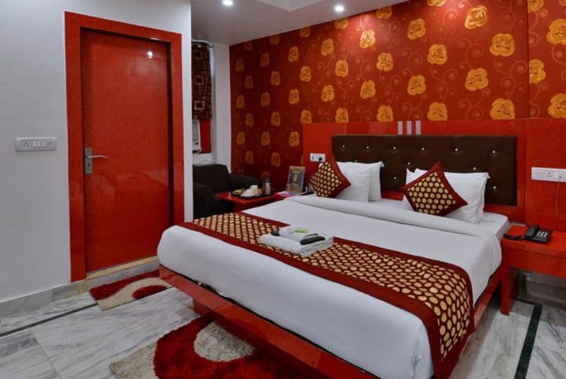 International - Couple Friendly In Sector 11 Noida