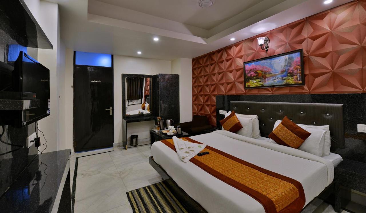 International - Couple Friendly In Sector 11 Noida