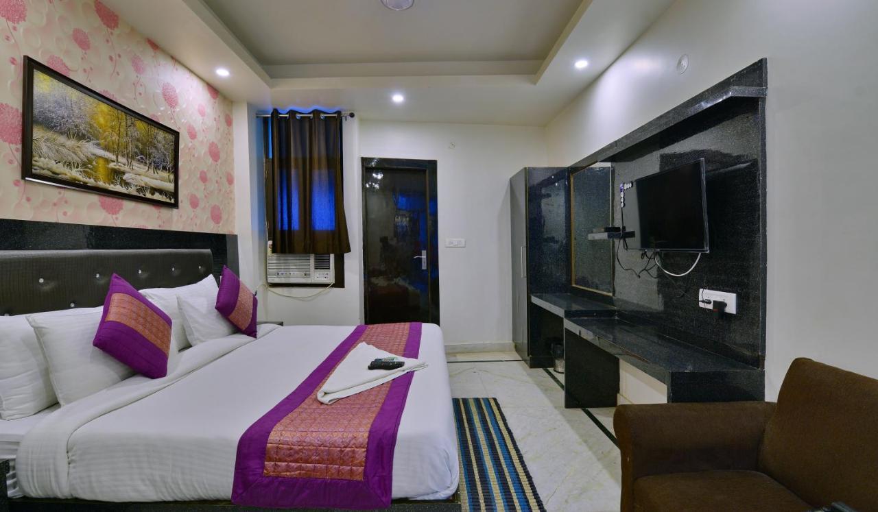 International - Couple Friendly In Sector 11 Noida