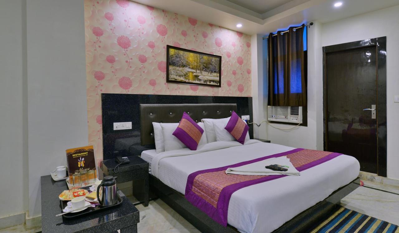 International - Couple Friendly In Sector 11 Noida