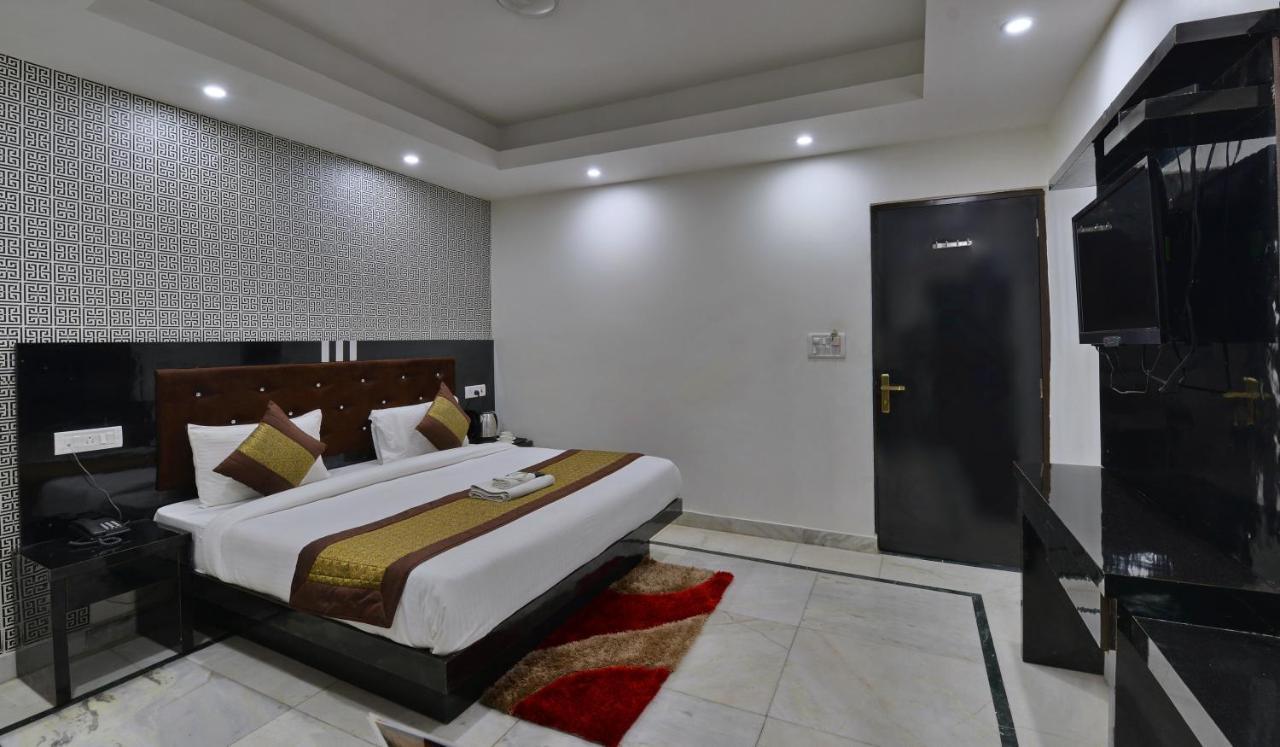 International - Couple Friendly In Sector 11 Noida