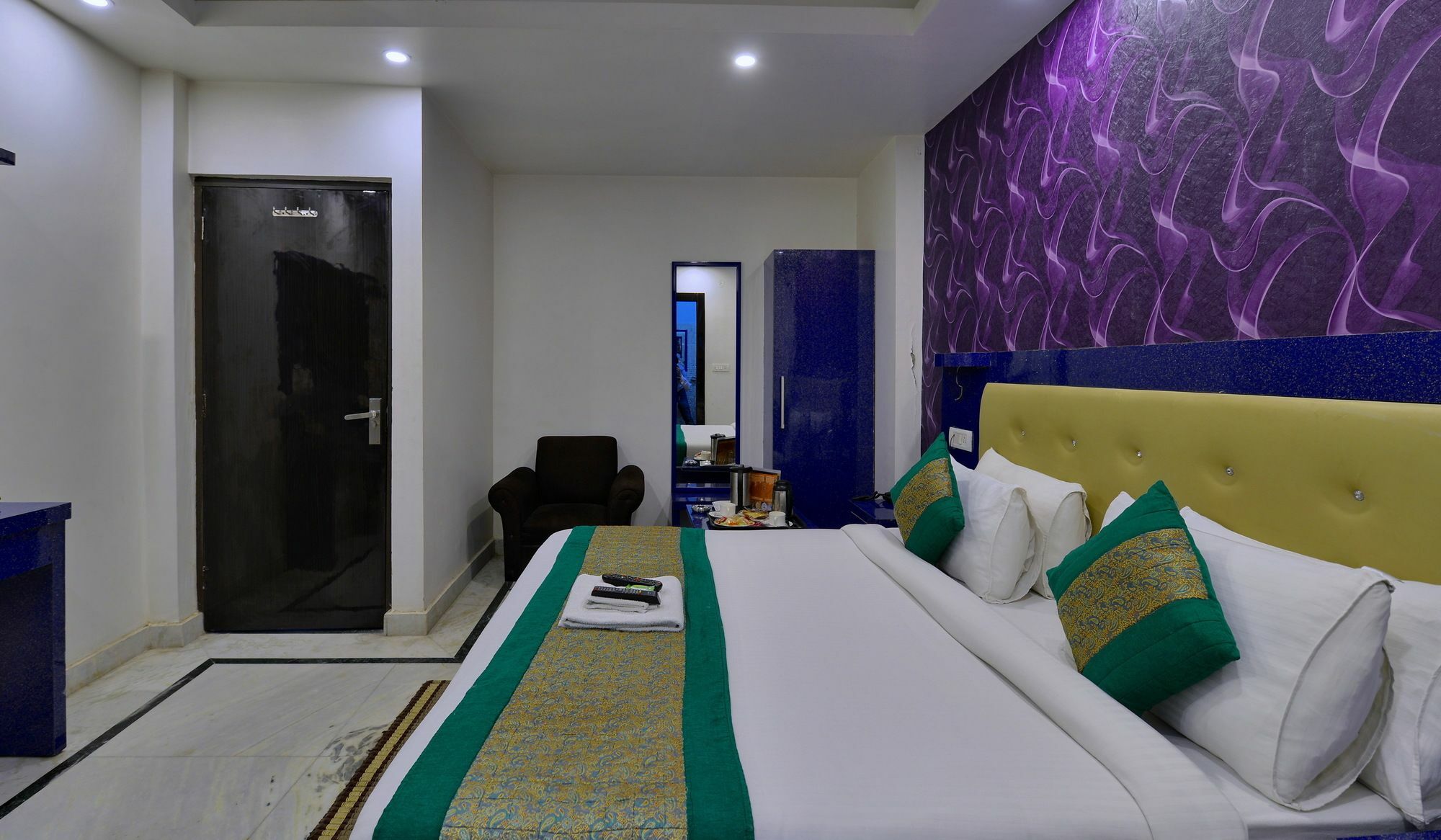 International - Couple Friendly In Sector 11 Noida